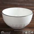 Porcelana blanca en relieve con plato de cena de borde rojo